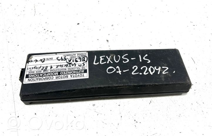 Lexus IS 220D-250-350 Pokrywa skrzynki bezpieczników 8266253090