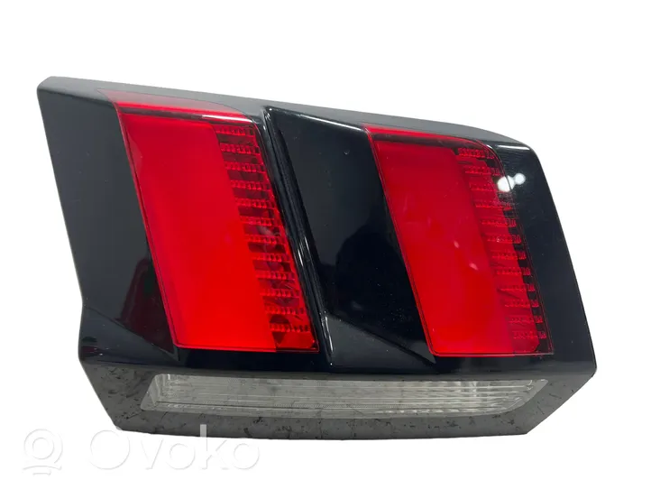 Peugeot 3008 II Lampy tylnej klapy bagażnika 9810477880