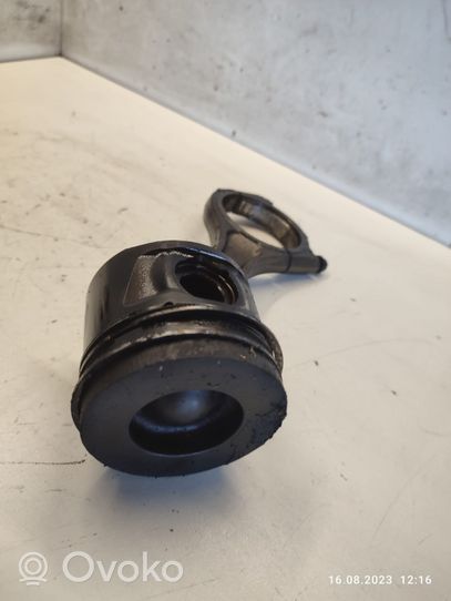 Peugeot 607 Piston avec bielle 