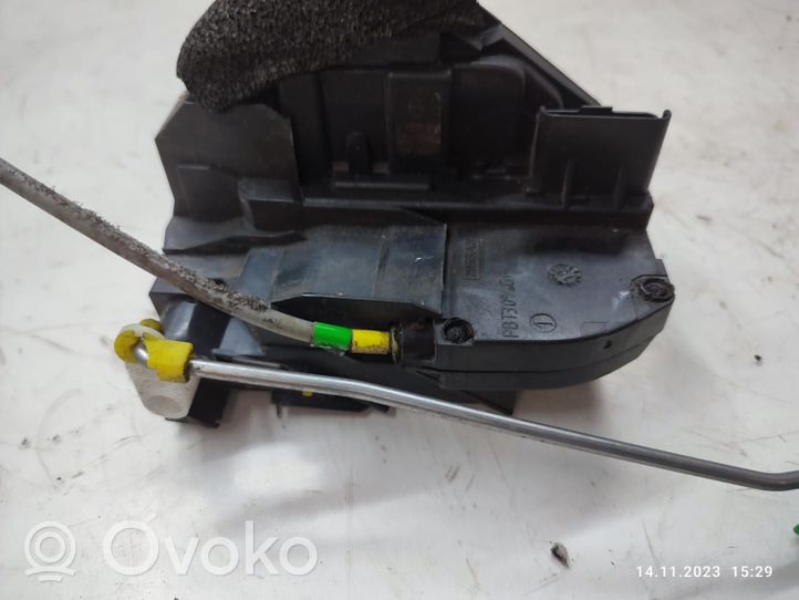 Nissan Qashqai+2 Front door lock 