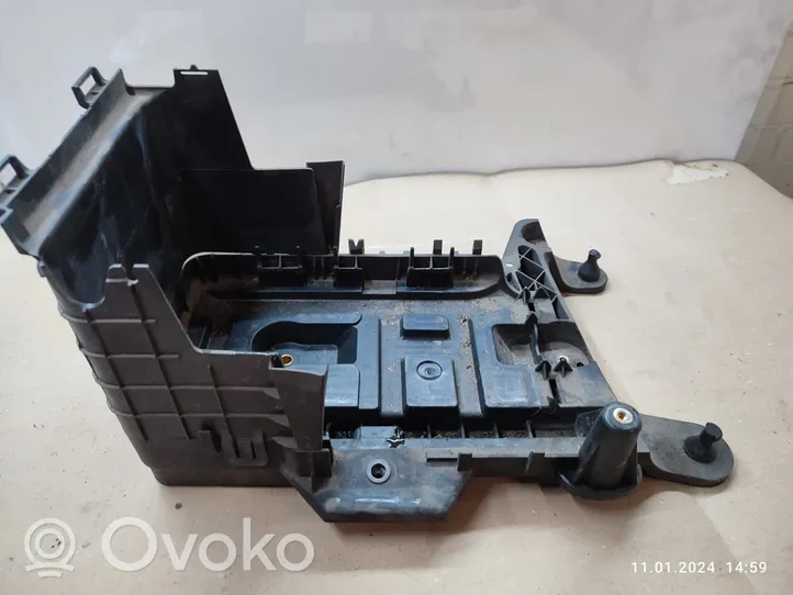 Volkswagen Tiguan Boîte de batterie 1K0915333