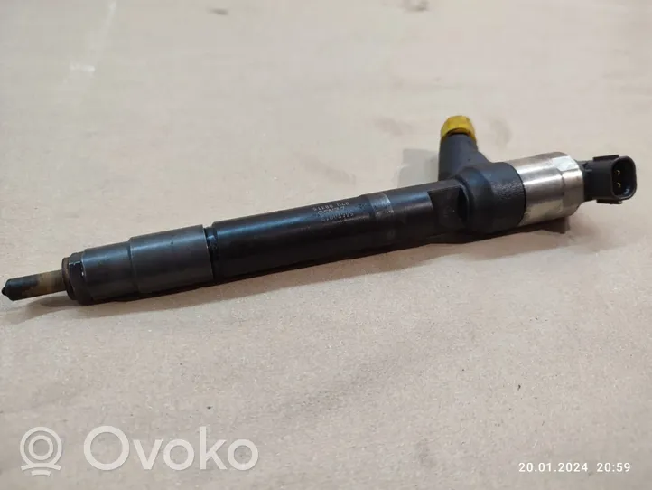 Opel Mokka X Fuel injector 55570012