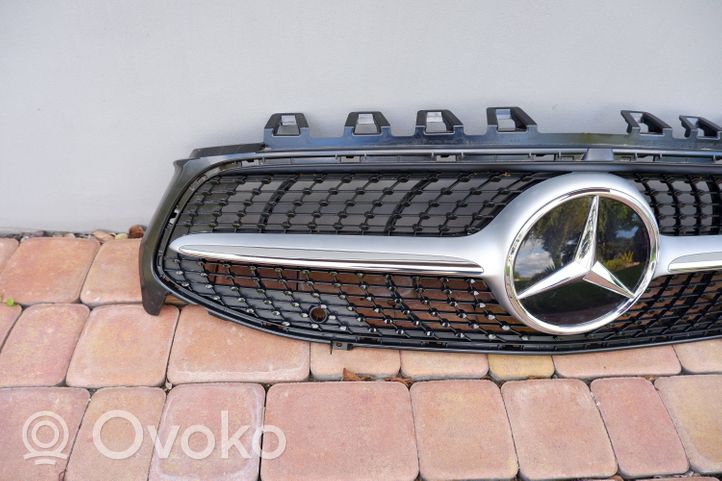 Mercedes-Benz CLA C118 X118 Etupuskurin ylempi jäähdytinsäleikkö A1188880000