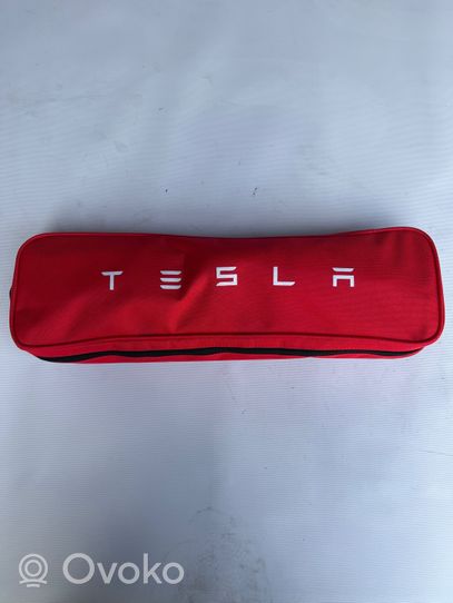 Tesla Model Y Kit di pronto soccorso 