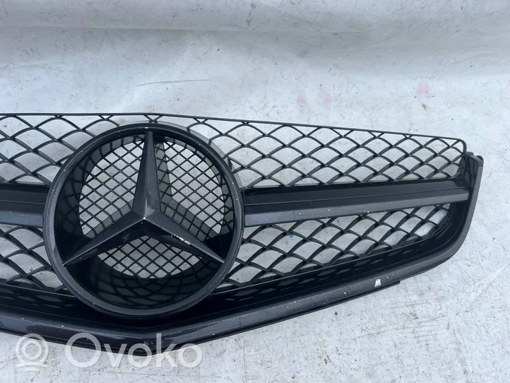 Mercedes-Benz C AMG W204 Grotelės priekinės A2048802483