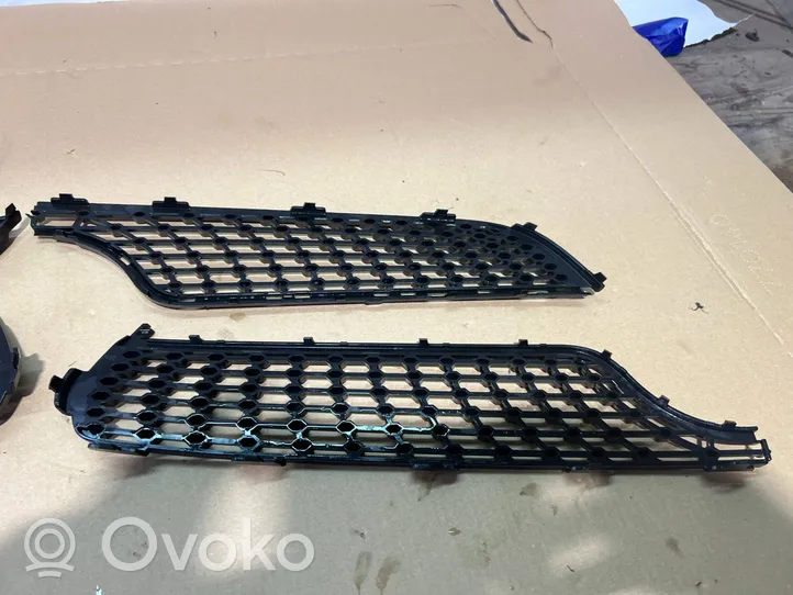 Mercedes-Benz A W176 Grille calandre supérieure de pare-chocs avant A1768882260