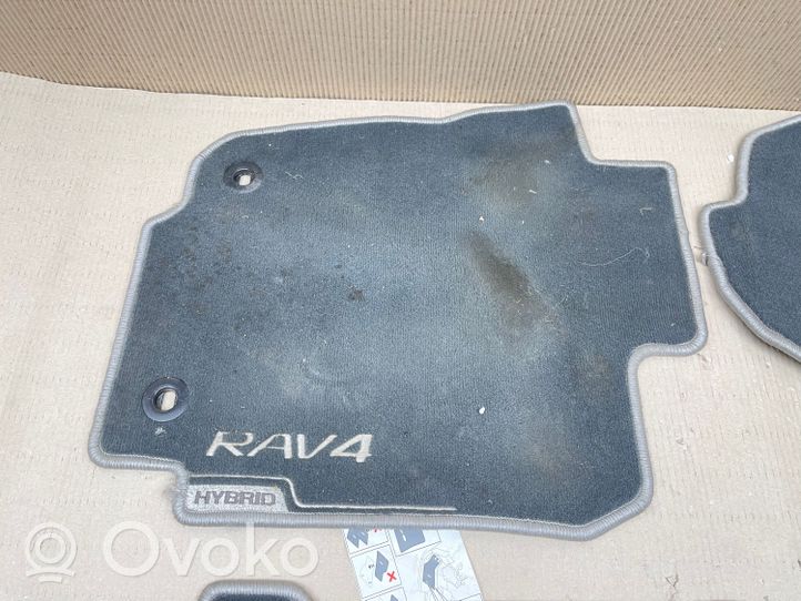 Toyota RAV 4 (XA40) Kilimėlių komplektas 