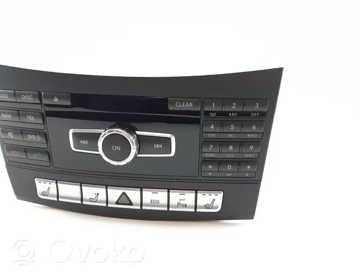 Mercedes-Benz E W212 Radio/CD/DVD/GPS-pääyksikkö A2129001826