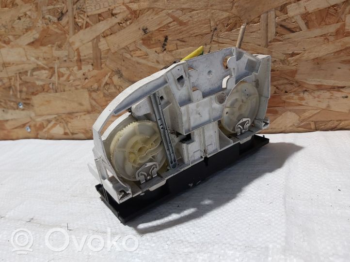 Volkswagen PASSAT B5 Oro kondicionieriaus/ klimato/ pečiuko valdymo blokas (salone) 1J820045F