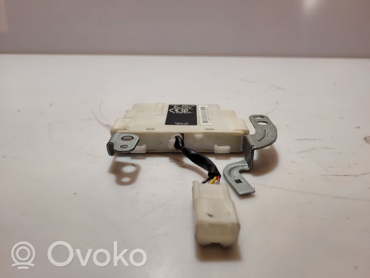 Toyota Prius (XW20) Oven keskuslukituksen ohjausyksikön moduuli 8999247010