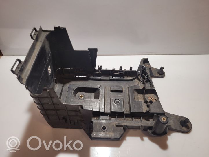 Volkswagen PASSAT B7 Support boîte de batterie 1K0915333