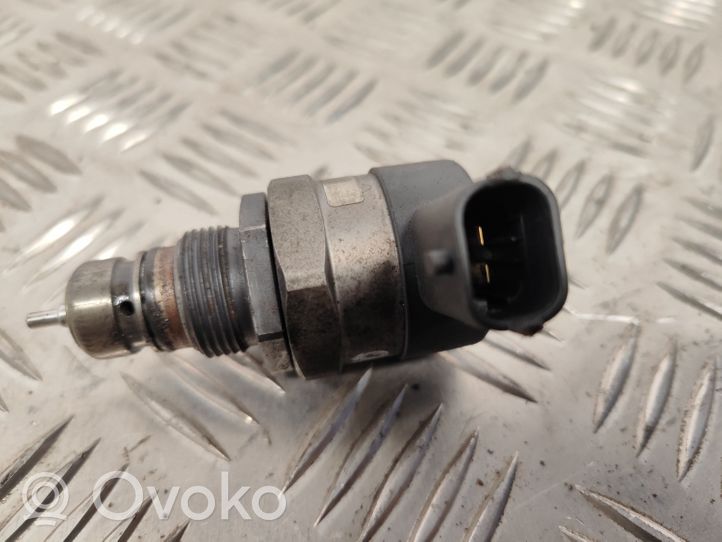 Volvo XC70 Regulator ciśnienia paliwa 30777576