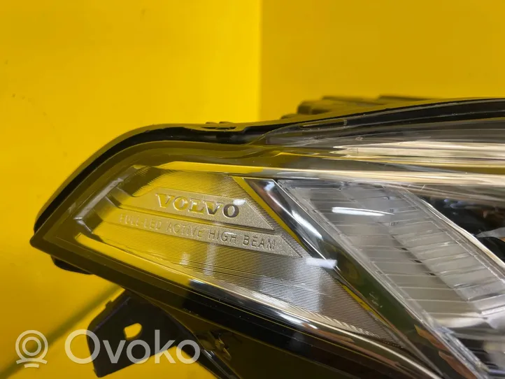 Volvo XC90 Lampa przednia 32228297