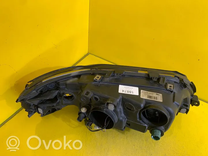 Volvo V70 Lampa przednia 30698835