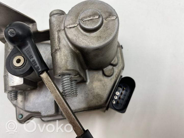 Volkswagen Phaeton Imusarjan venttiilin käyttömoottori 059129086M