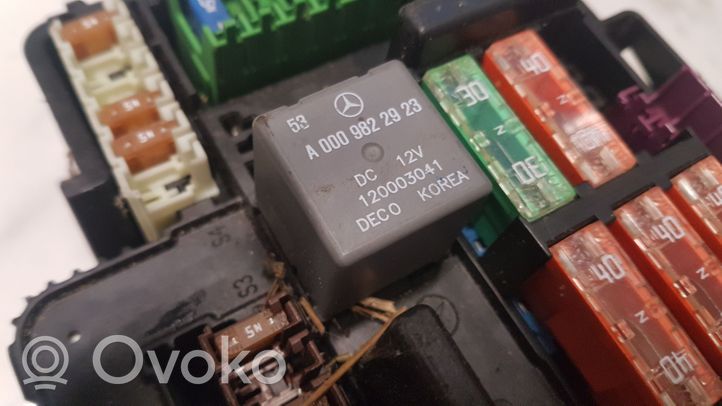 Mercedes-Benz C W205 Skrzynka bezpieczników / Komplet A0009822923
