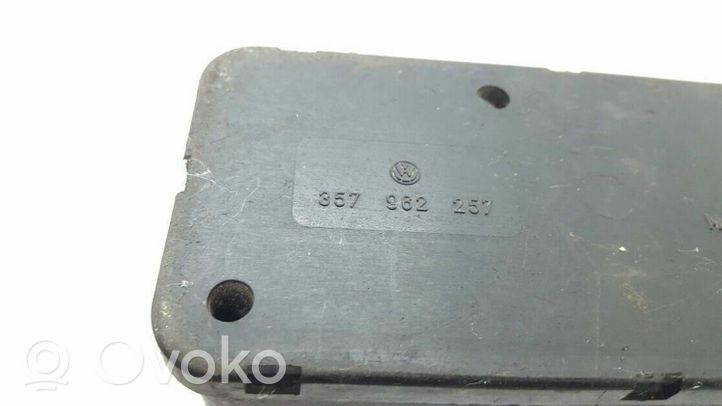 Volkswagen Golf III Keskuslukituksen alipainepumppu 357962257