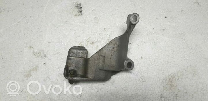 Audi 80 90 B2 Ohjaustehostimen pumpun kannake 026145531D