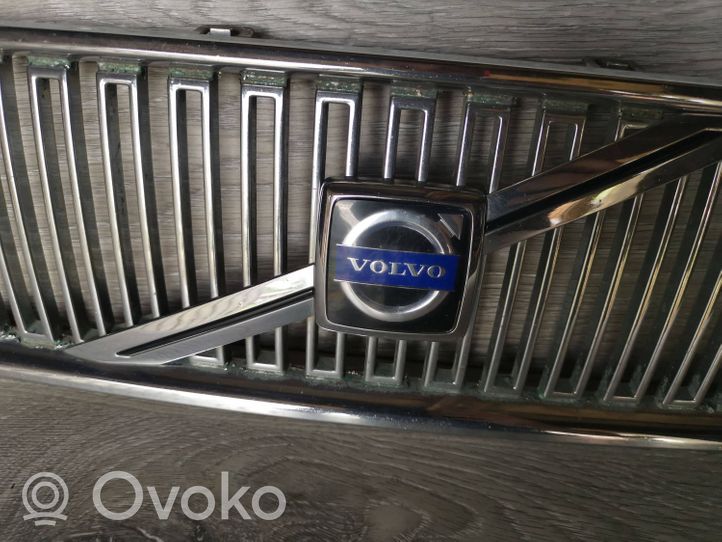 Volvo V70 Grille calandre supérieure de pare-chocs avant 08693346
