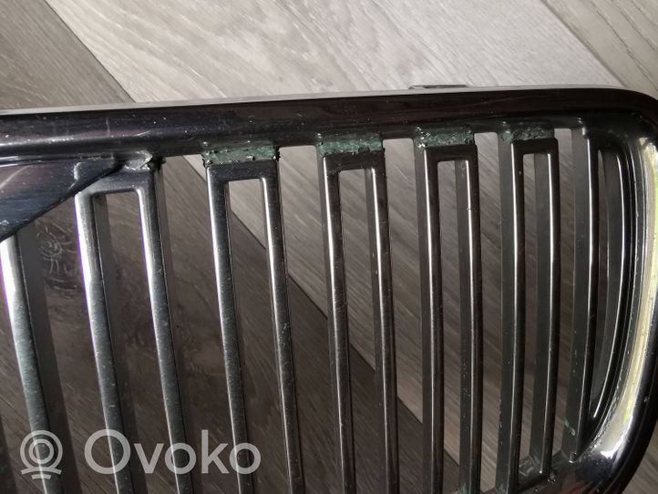 Volvo V70 Augšējais režģis 08693346