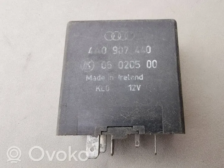 Audi A4 S4 B5 8D Langų valytuvų intervalo rėlė 4A0907440