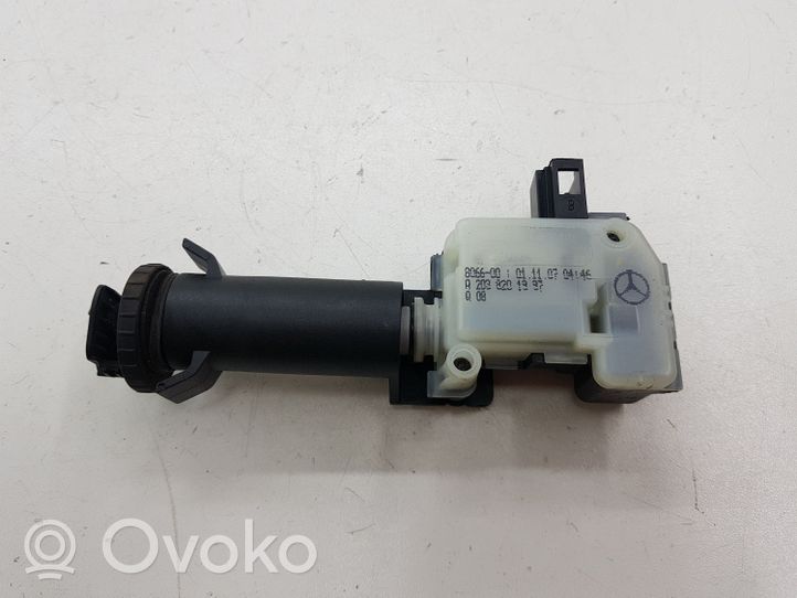 Mercedes-Benz B W245 Motor de la tapa sellante del depósito de combustible A2038201997