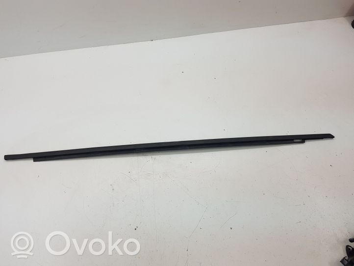 Citroen C4 Grand Picasso Moulure de vitre de la porte avant 9677299880