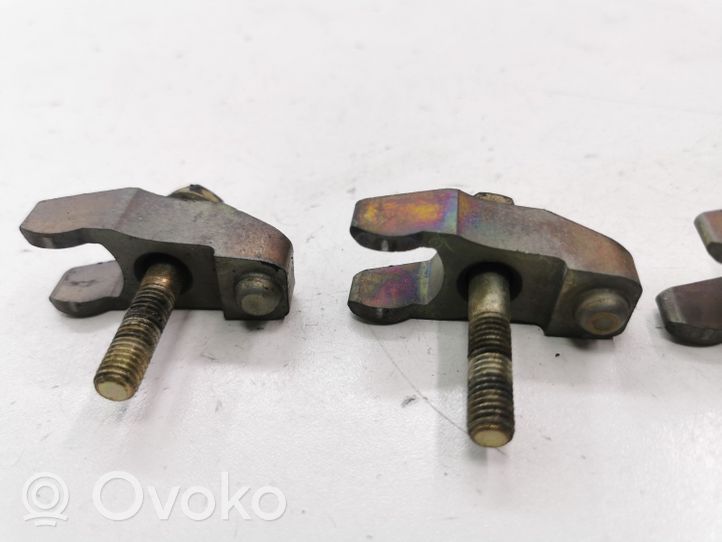 Volkswagen PASSAT B5 Support de pince d'injecteur de carburant 