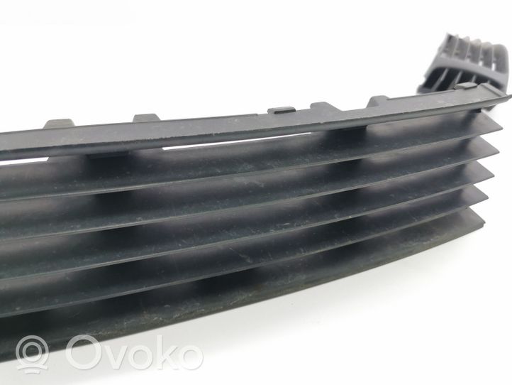 Volkswagen PASSAT B5 Grille inférieure de pare-chocs avant 3B0853677B