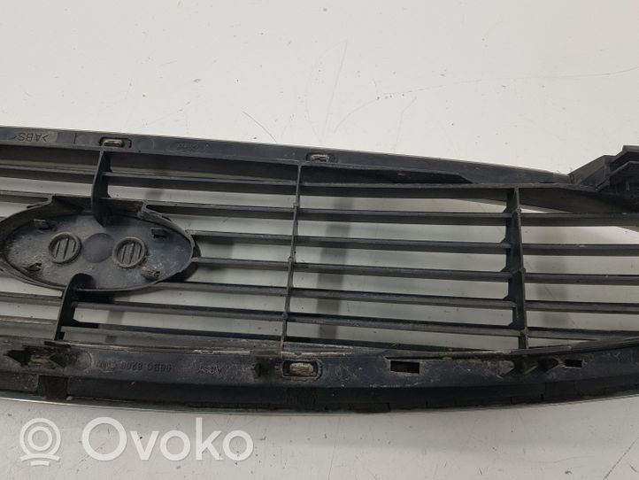 Ford Mondeo MK II Etupuskurin ylempi jäähdytinsäleikkö 96BG8200CNW