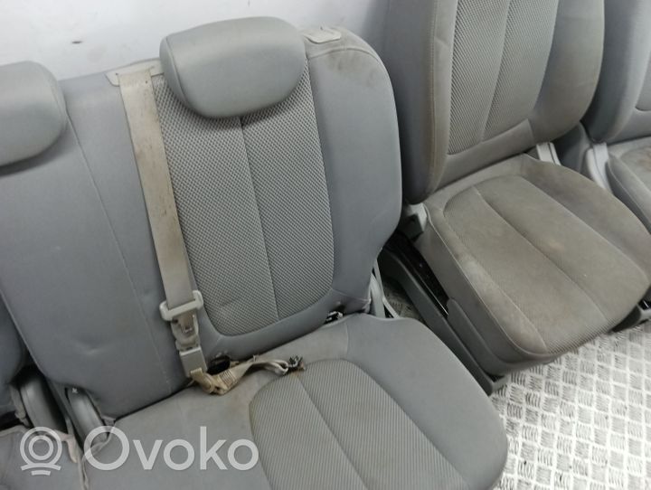 KIA Carens II Fotele / Kanapa / Komplet 