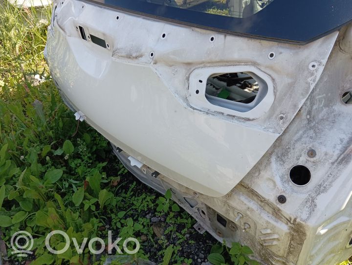 Toyota Auris E180 Takaluukun/tavaratilan kansi 