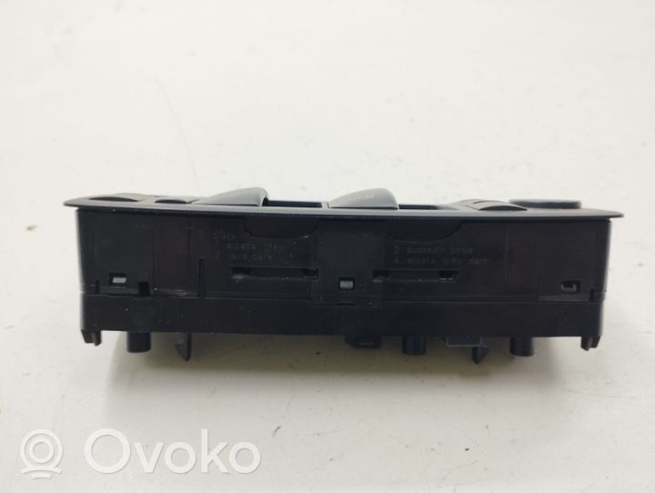 Mercedes-Benz B W245 Electric window control switch A1698206610