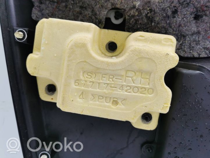 Toyota RAV 4 (XA30) Apmušimas priekinių durų (obšifke) 6771742020