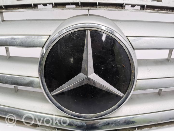 Mercedes-Benz B W246 W242 Etupuskurin ylempi jäähdytinsäleikkö A2468880160