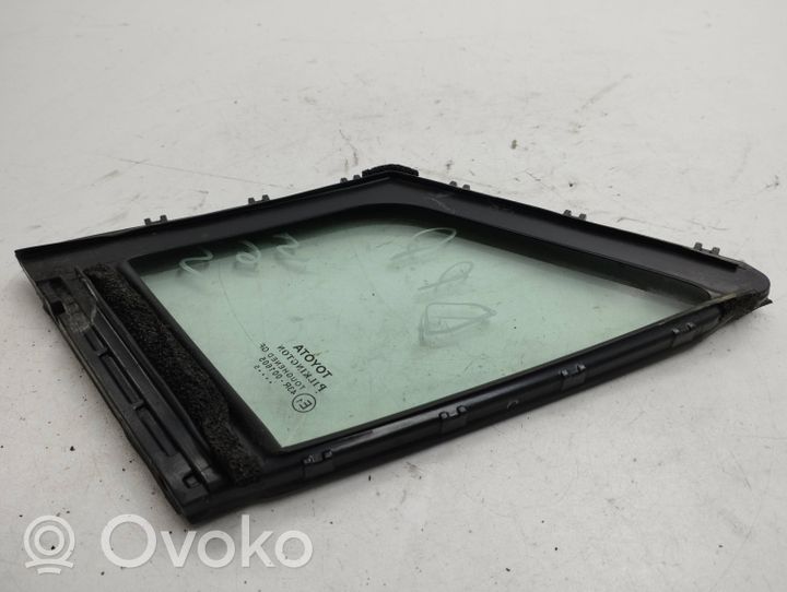 Toyota Avensis T270 Front door vent window glass four-door 43R001605