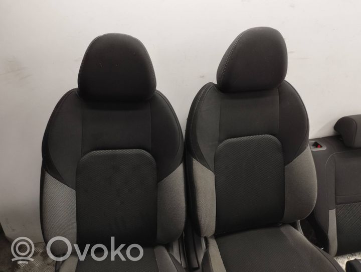 Nissan Qashqai Комплект салона komplektas 