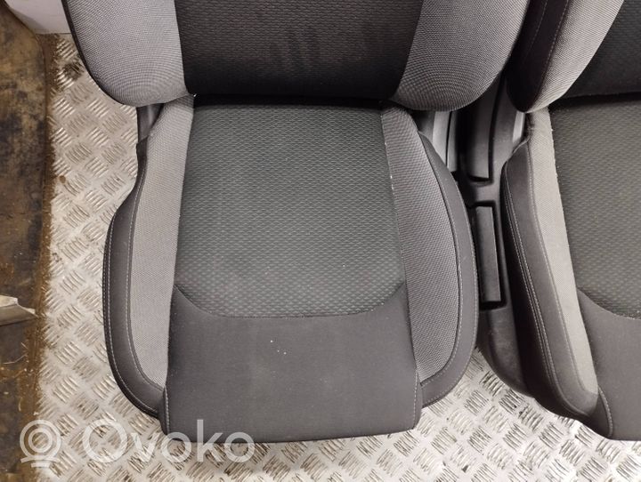 Nissan Qashqai Tapicerka / Komplet 