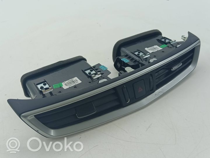 Nissan Qashqai Centrinės oro grotelės 687504EA0B