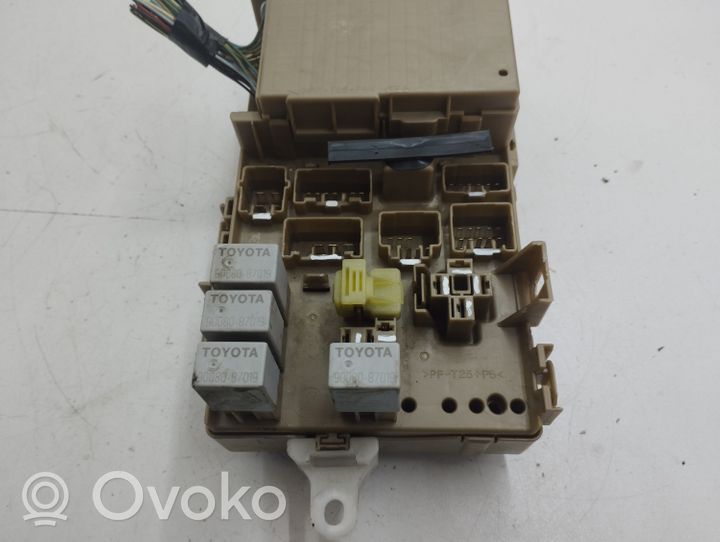 Toyota Corolla E120 E130 Module de fusibles 8264102040