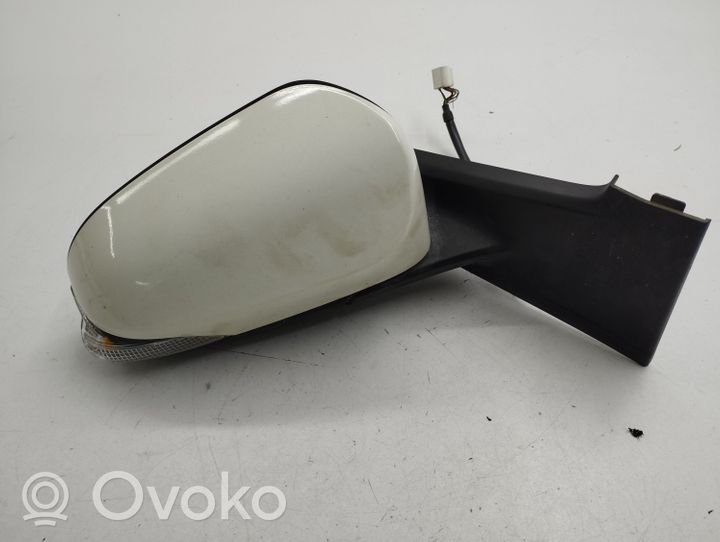 Toyota Yaris Manualne lusterko boczne drzwi przednich E8025614