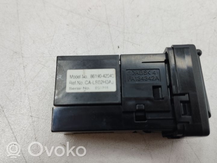 Toyota RAV 4 (XA40) Gniazdo / Złącze USB 8619042040