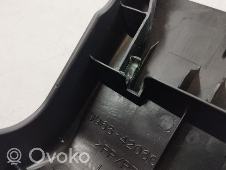 Toyota RAV 4 (XA40) Osłona szyn przedniego fotela kierowcy 7996642060