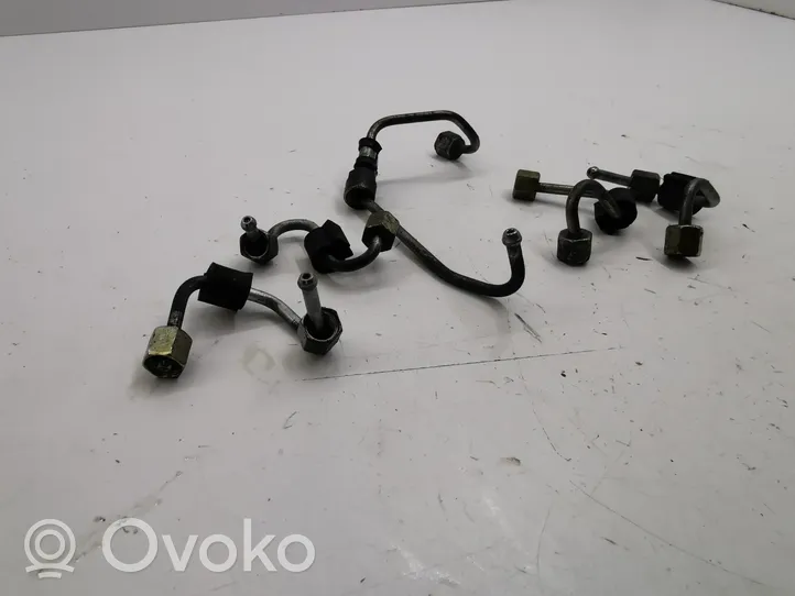 Volkswagen PASSAT B8 Fuel injector supply line/pipe 