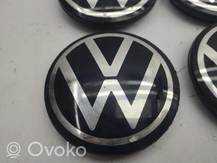 Volkswagen Golf VIII Заводская крышка (крышки) от центрального отверстия колеса 5H0601171