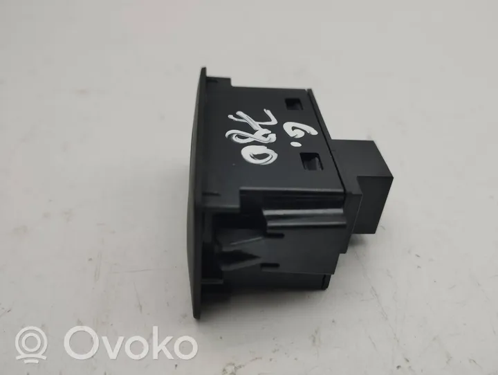 Audi Q2 - Takaluukun avauskytkin 4g0959831c