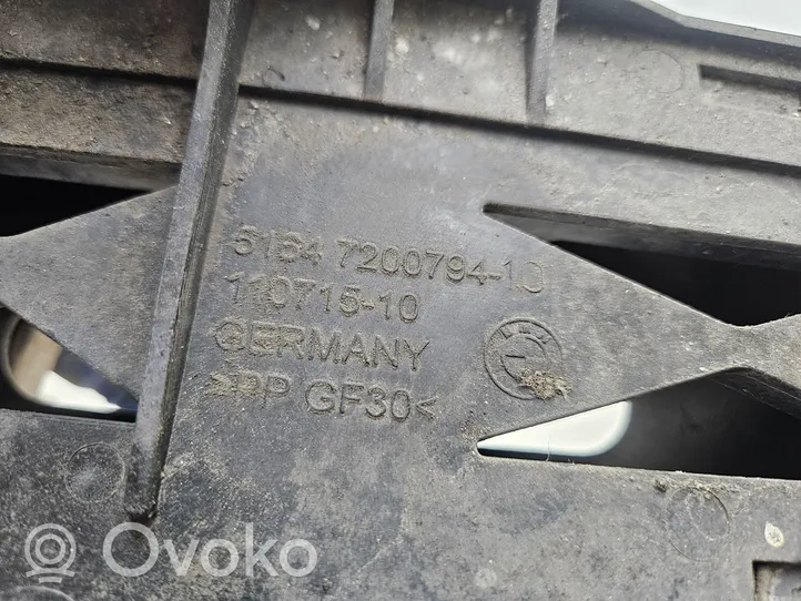 BMW 5 F10 F11 Priekšējā luktura turētājs 51647200794