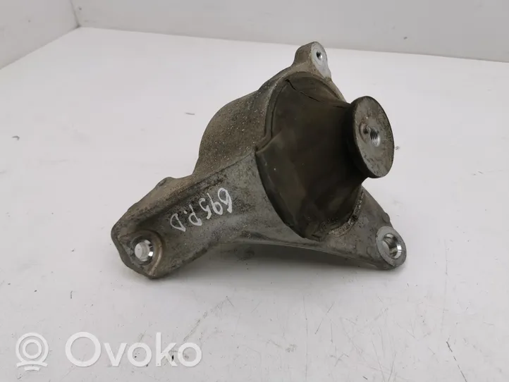 Honda CR-V Engine mount bracket 