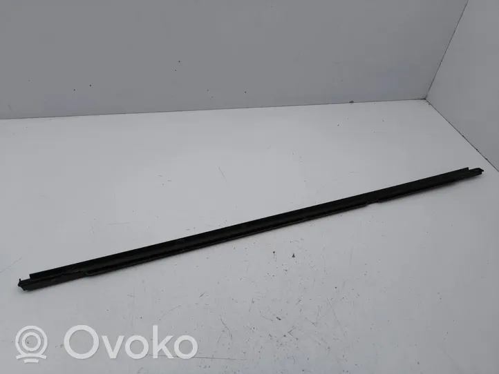 Skoda Octavia Mk4 Listwa / Uszczelka szyby drzwi tylnych 5E7839477B