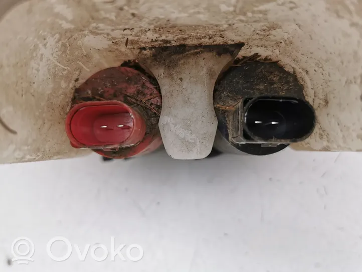 Toyota Yaris Zbiornik płynu spryskiwaczy lamp 